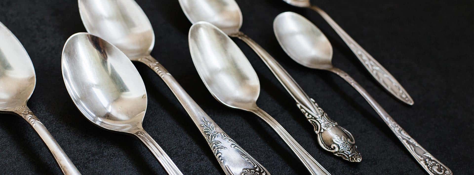 Pulir cubiertos de plata