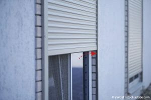 ¿Cómo reparar una persiana enrollable que se ha trabado?