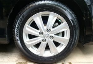 Utiliza WD-40 como limpiador de llantas.